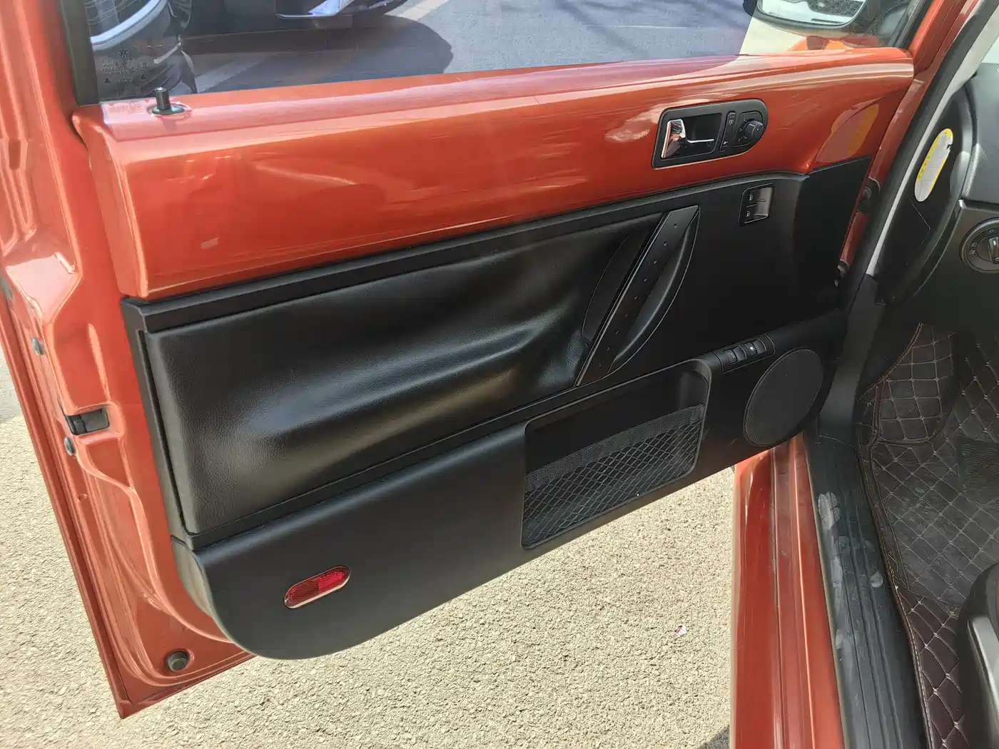 Volkswagen Beetle 2010 1.8T BlackOrange Luxury Edition фото 18