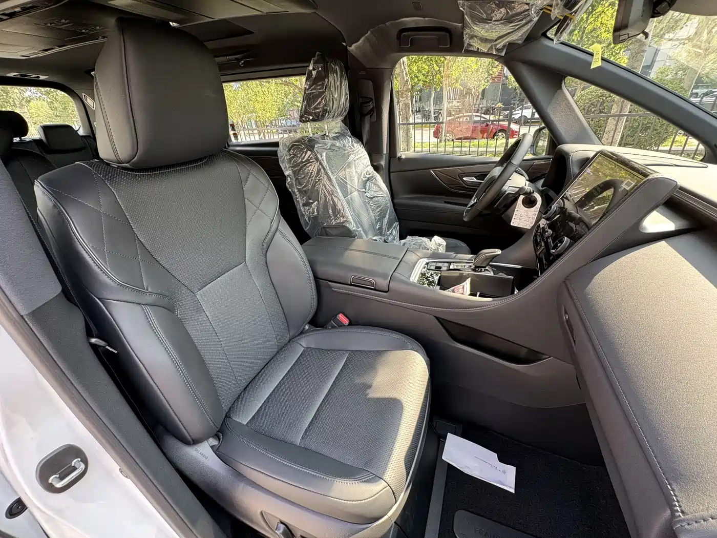Toyota Alphard 2025 Hybrid 2.5L Ultimate Gold Edition фото 10