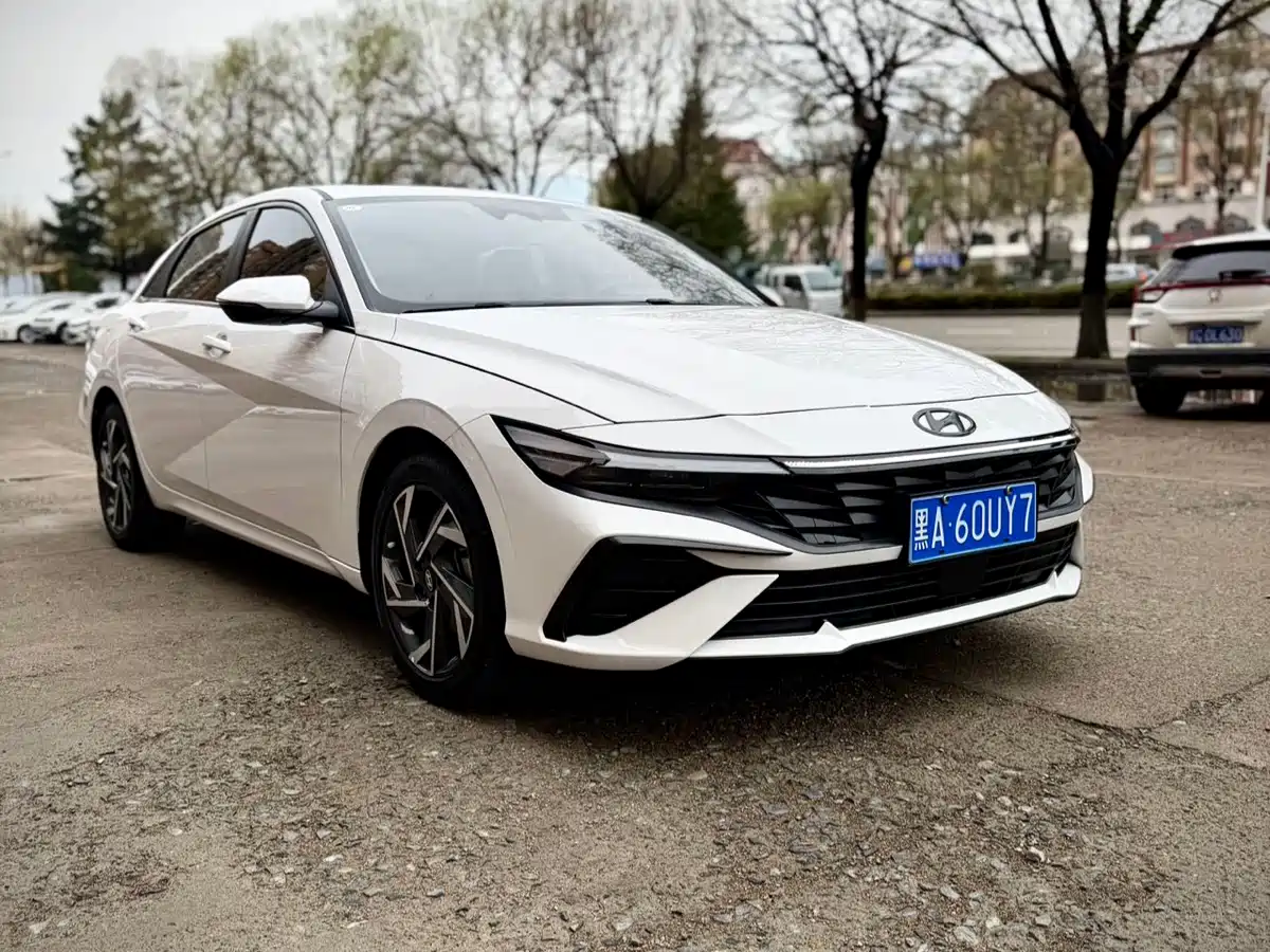 Hyundai Elantra 2023 Model 1.5L CVT LUX Premium Edition фото 3