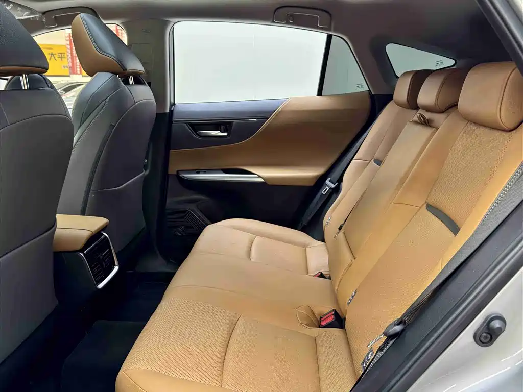 Toyota Venza 2022 2.0L CVT 2WD Premium фото 6