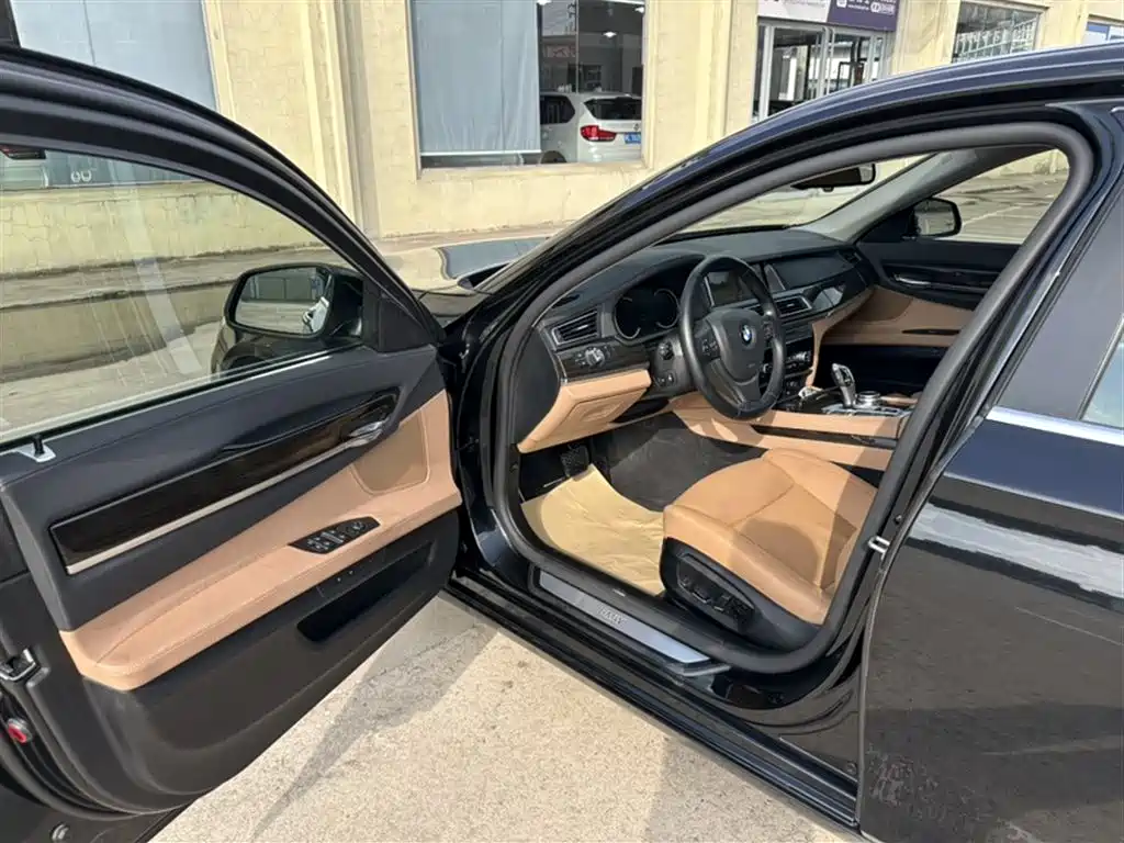 BMW 7 Series 2013 Model 730Li Luxury фото 5