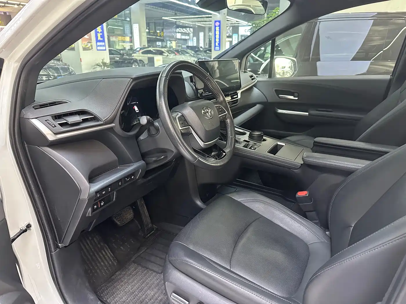 Toyota Sienna 2023 2.5L Hybrid Premium Edition фото 10