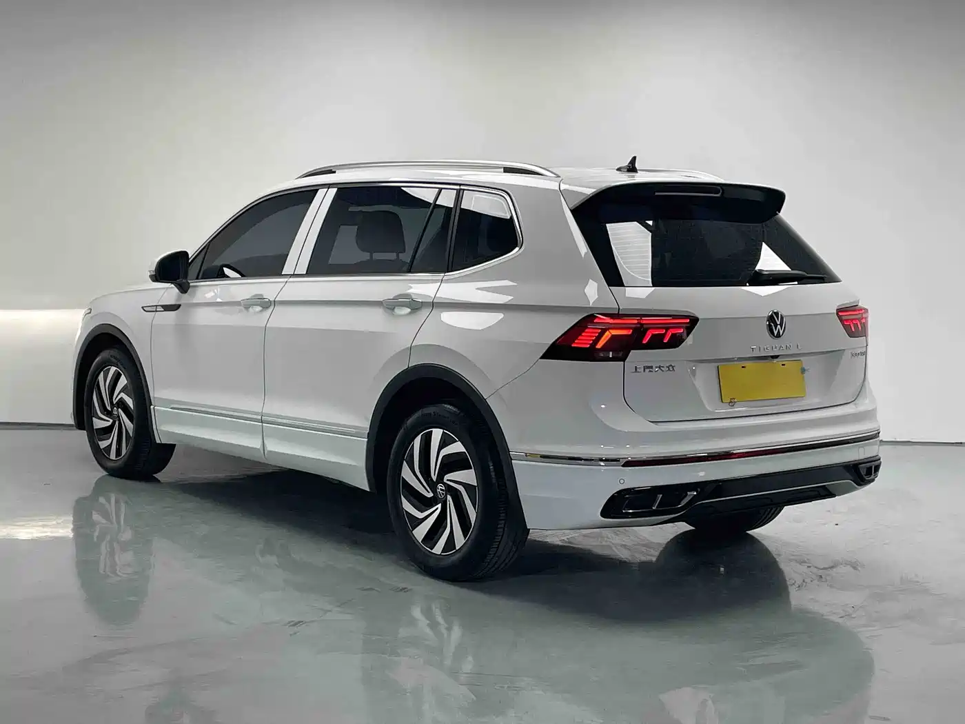 Volkswagen Tiguan L 2023 Facelift 330TSI Automatic 2WD Smart Edition фото 5