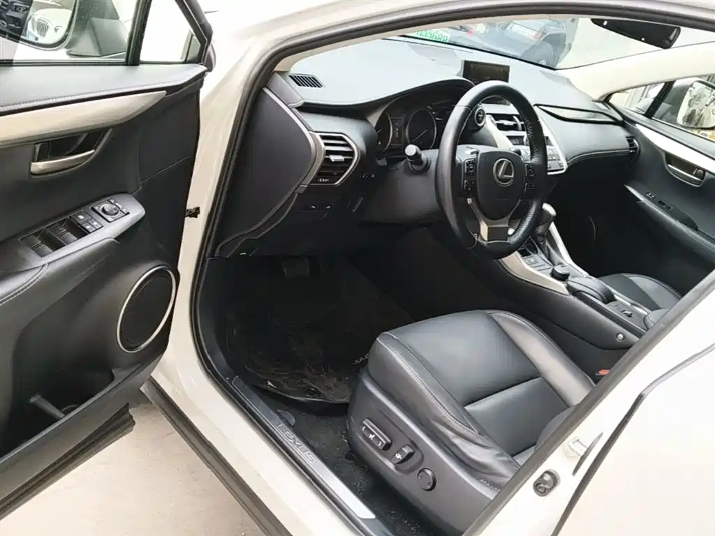 Lexus NX 2015 300h FWD Luxury фото 12