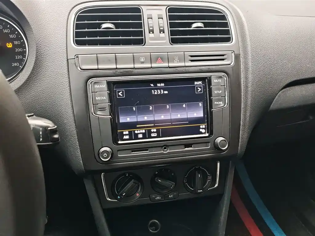 Volkswagen Polo 2014 1.6L Automatic Comfort Edition фото 13