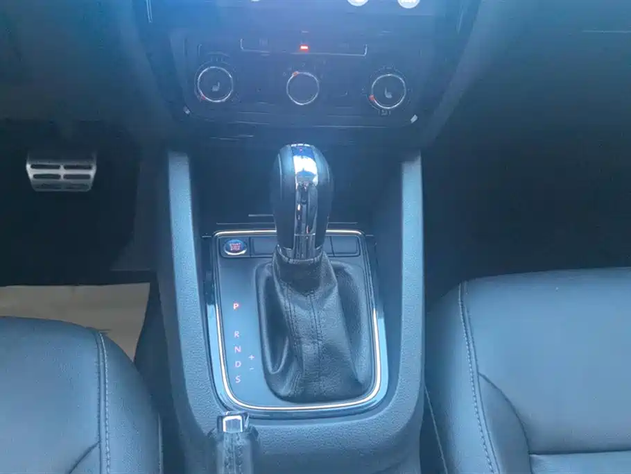 Volkswagen Sagitar 2017 180TSI Auto Exclusive Edition фото 16