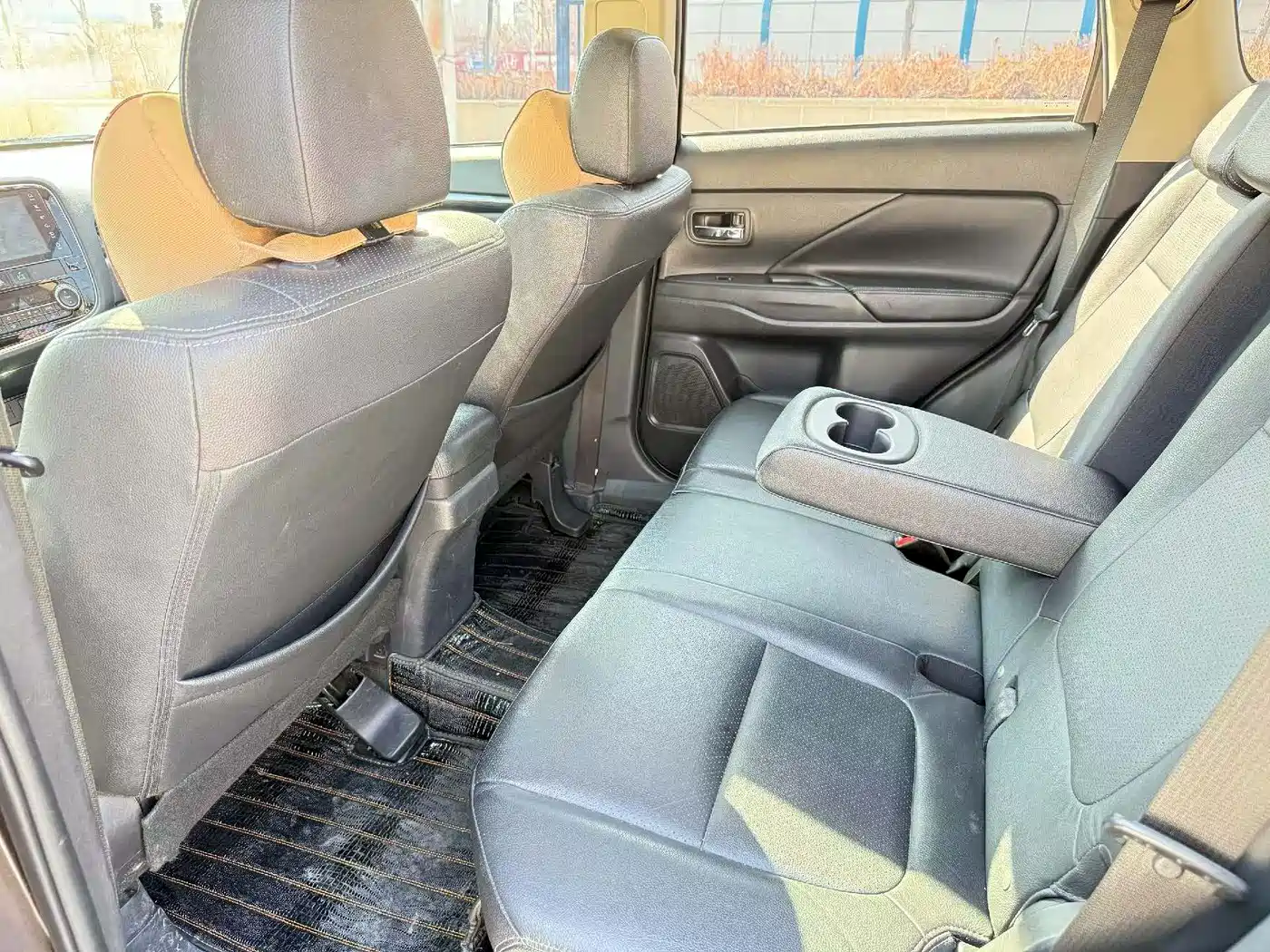 MITSUBISHI OUTLANDER