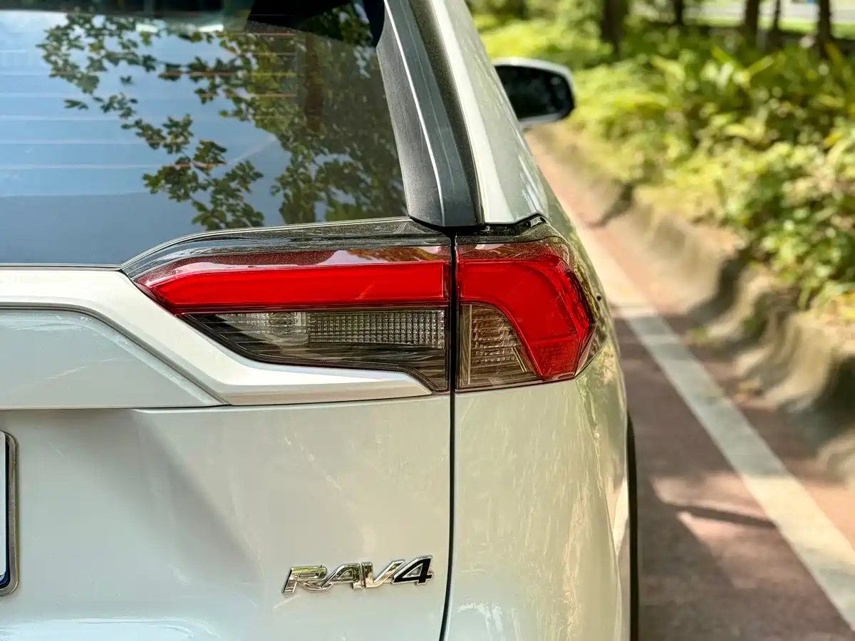 Photo 11 - Toyota RAV4