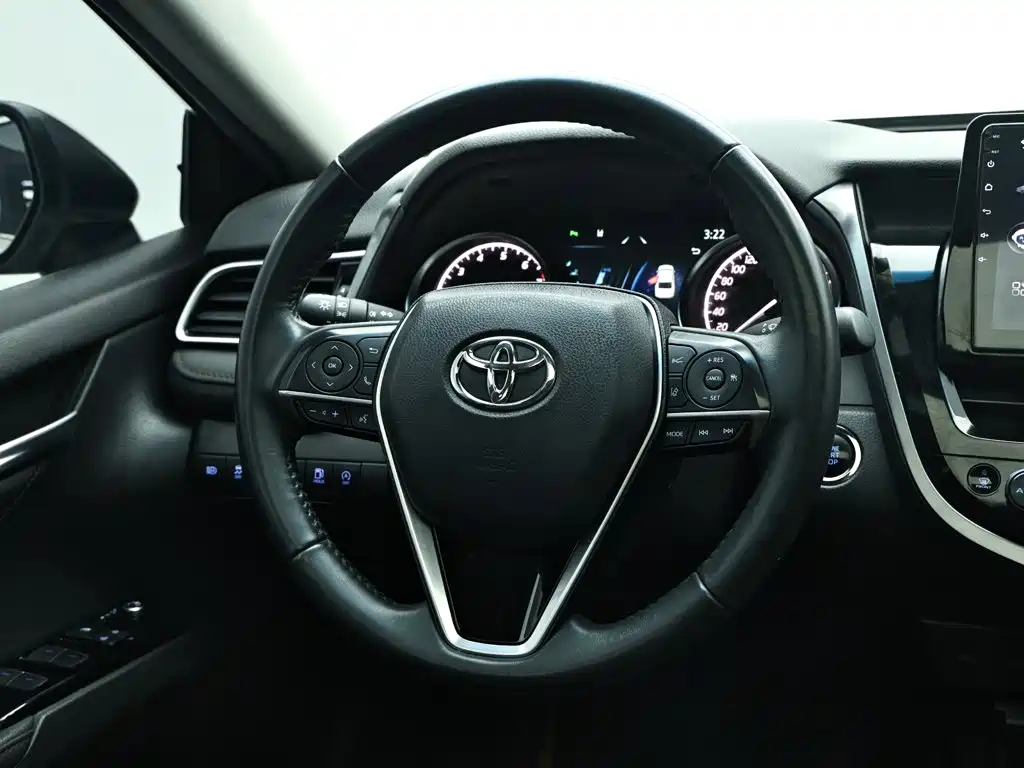 Фото 16 - Toyota Camry