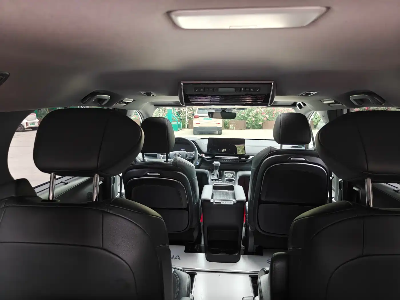 Toyota Sienna 2023 2.5L Hybrid Premium Edition фото 15