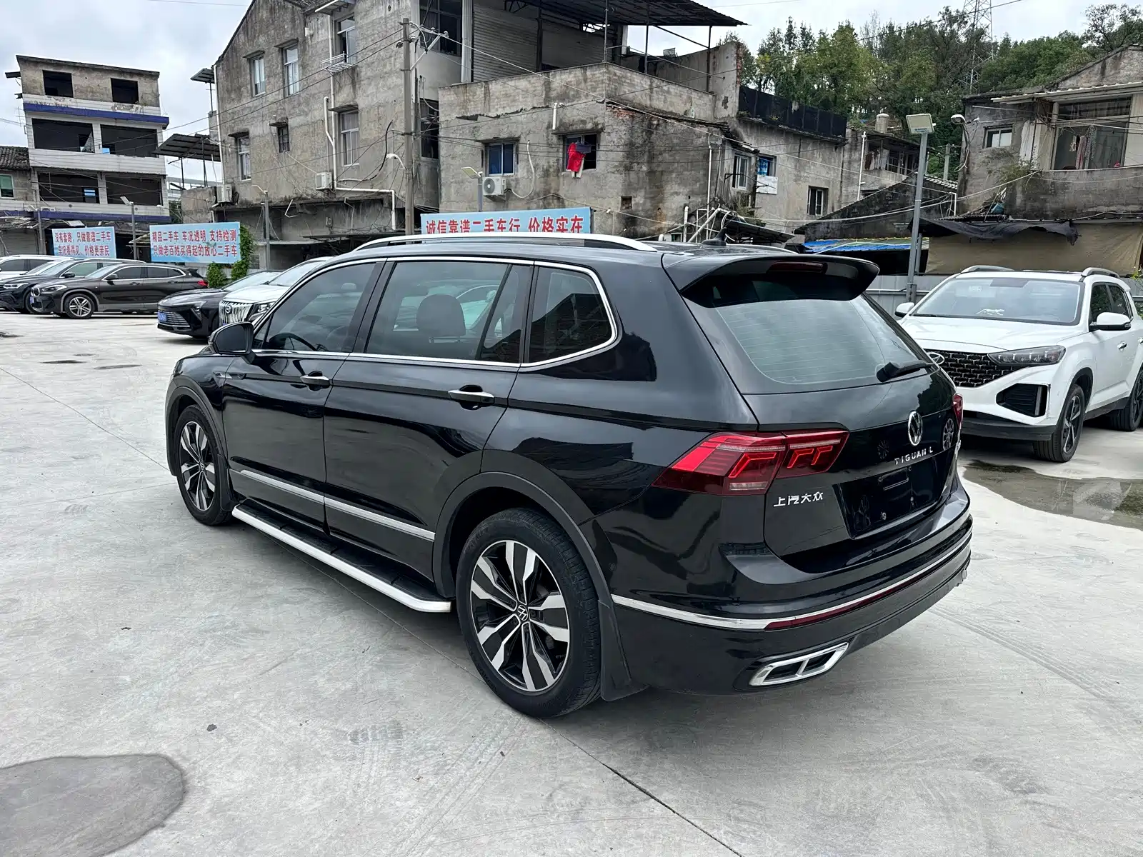 Photo 3 - Volkswagen Tiguan L