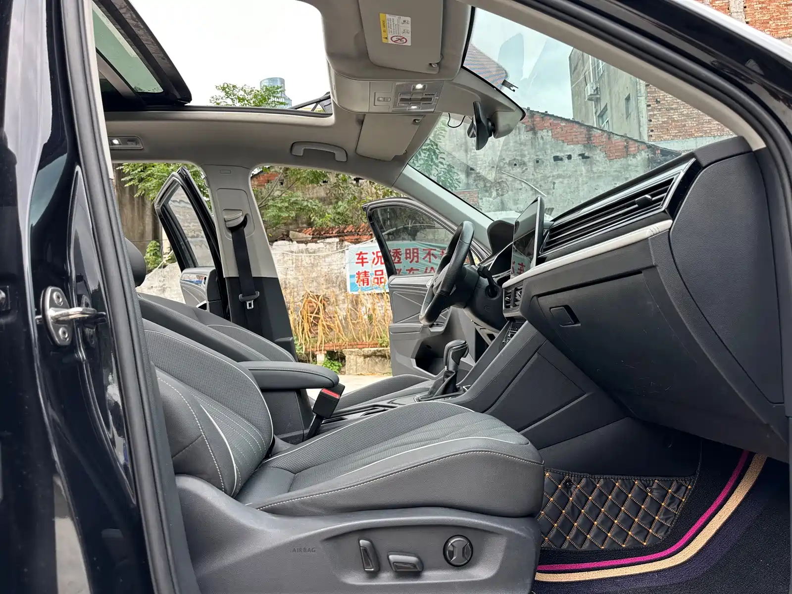 Photo 13 - Volkswagen Tiguan L