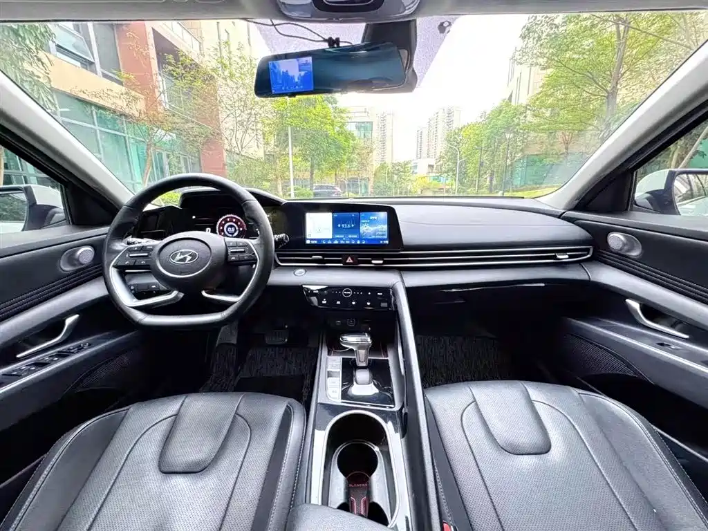Hyundai Elantra 2021 1.5L CVT LUX Premium Edition фото 9