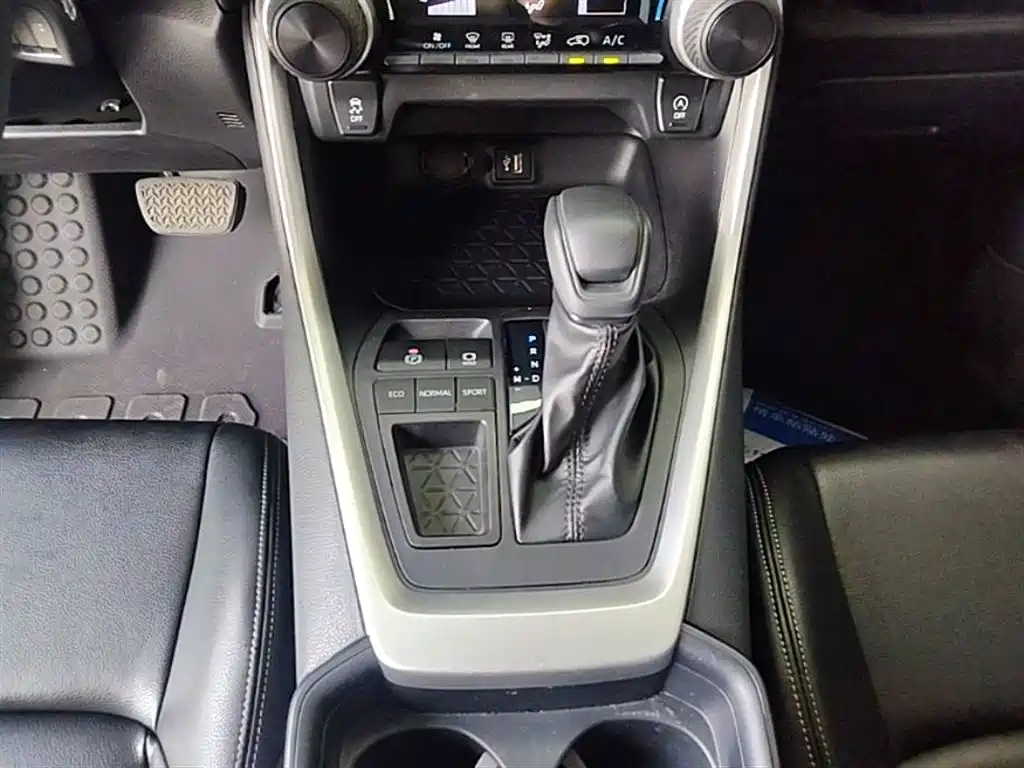 Toyota Wildlander 2023 2.0L CVT FWD LE фото 14