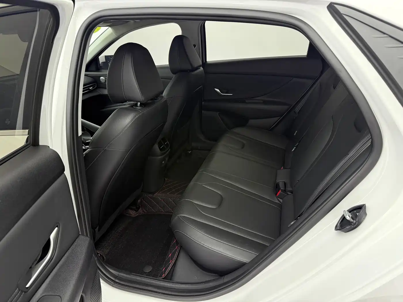 Hyundai Elantra 2022 1.5L CVT LUX Premium Edition фото 17