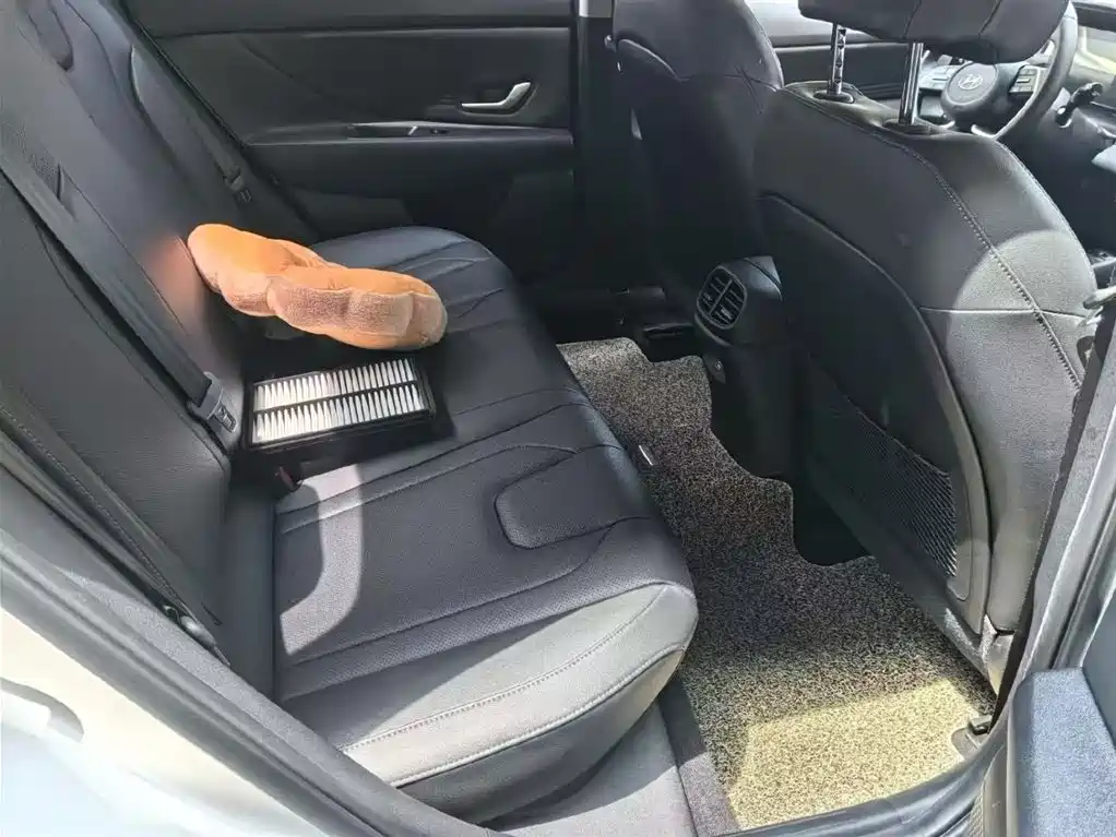 Hyundai Elantra 2022 1.5L CVT LUX Premium Edition фото 8