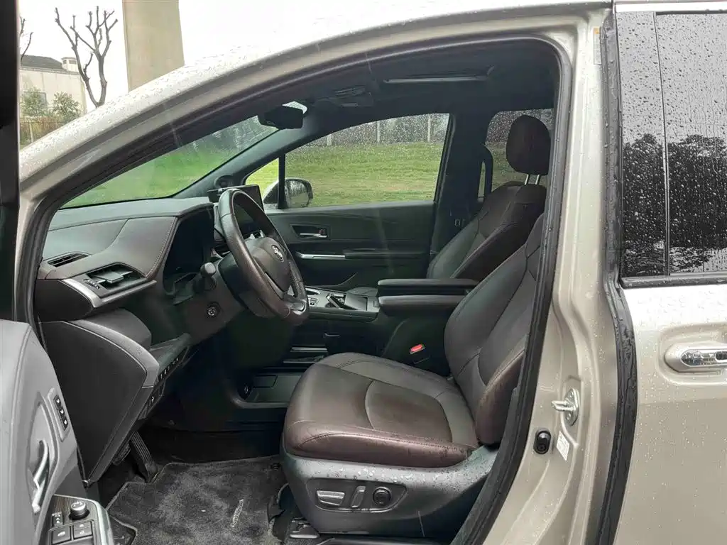 Toyota Sienna 2021 2.5L Hybrid Platinum Edition фото 5