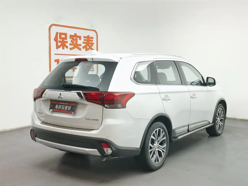 Mitsubishi Outlander 2018 2.4L 4WD Luxury Edition 7-seater фото 2