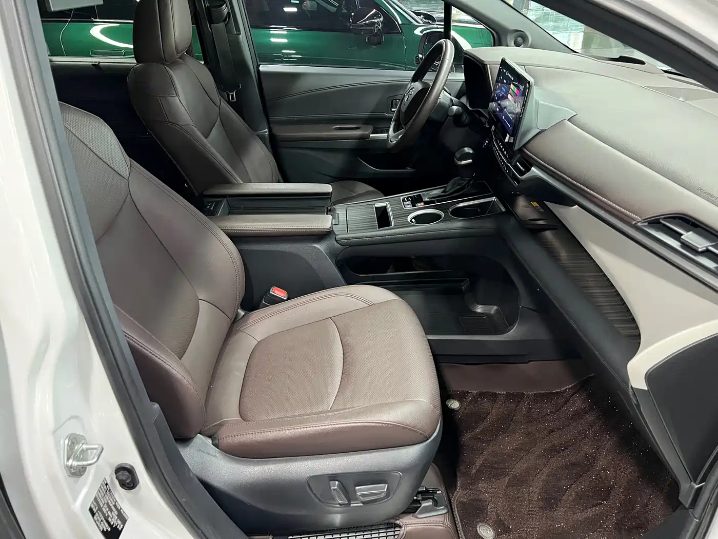 Toyota Granvia 2023 2.5L Hybrid Flagship VIP Edition фото 8