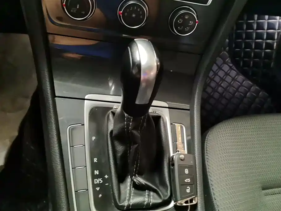 Volkswagen Golf 2017 1.6L Auto Comfort Millionth Edition фото 16