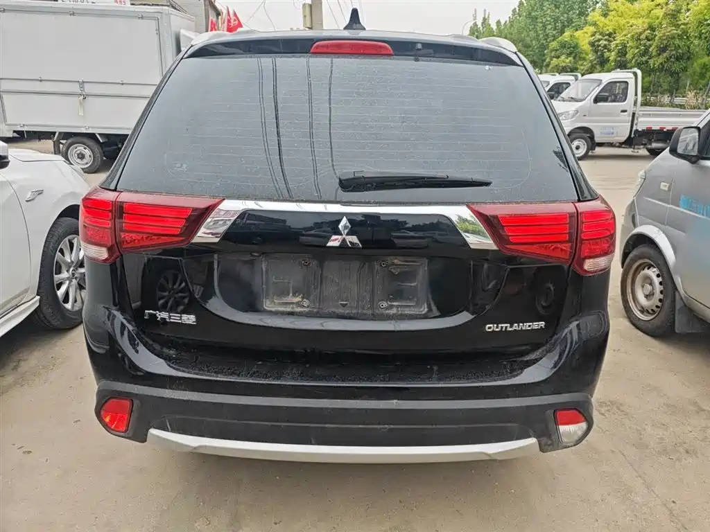 MITSUBISHI OUTLANDER
