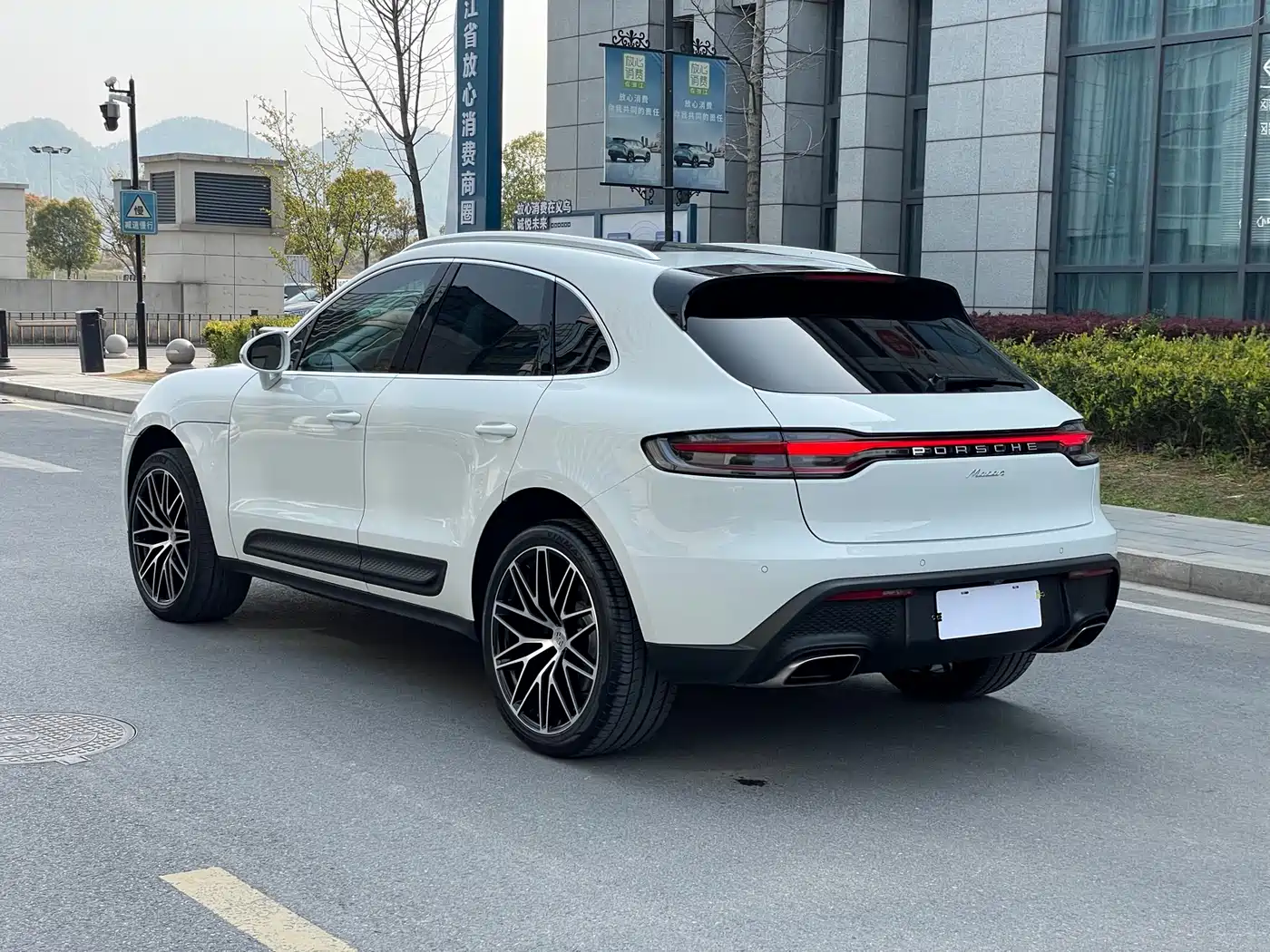 PORSCHE MACAN
