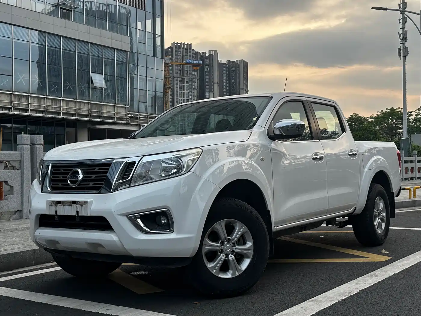 Nissan Navara 2018 2017 Model 2.5L Automatic 2WD Luxury QR25