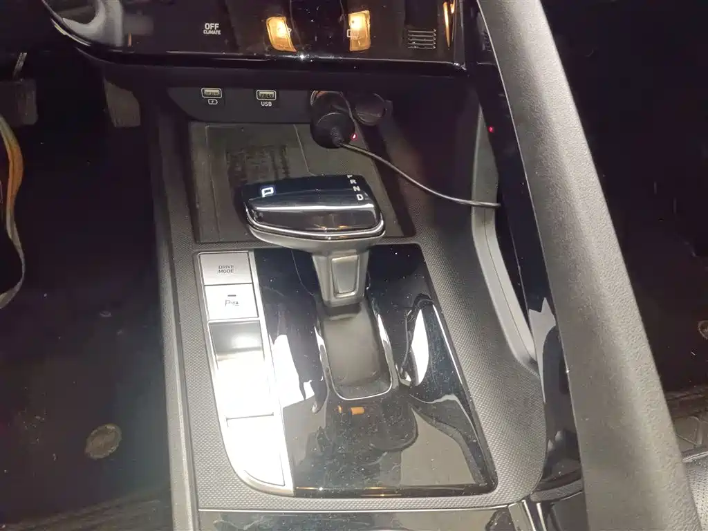 Hyundai Elantra 2021 1.5L CVT LUX Premium Edition фото 7