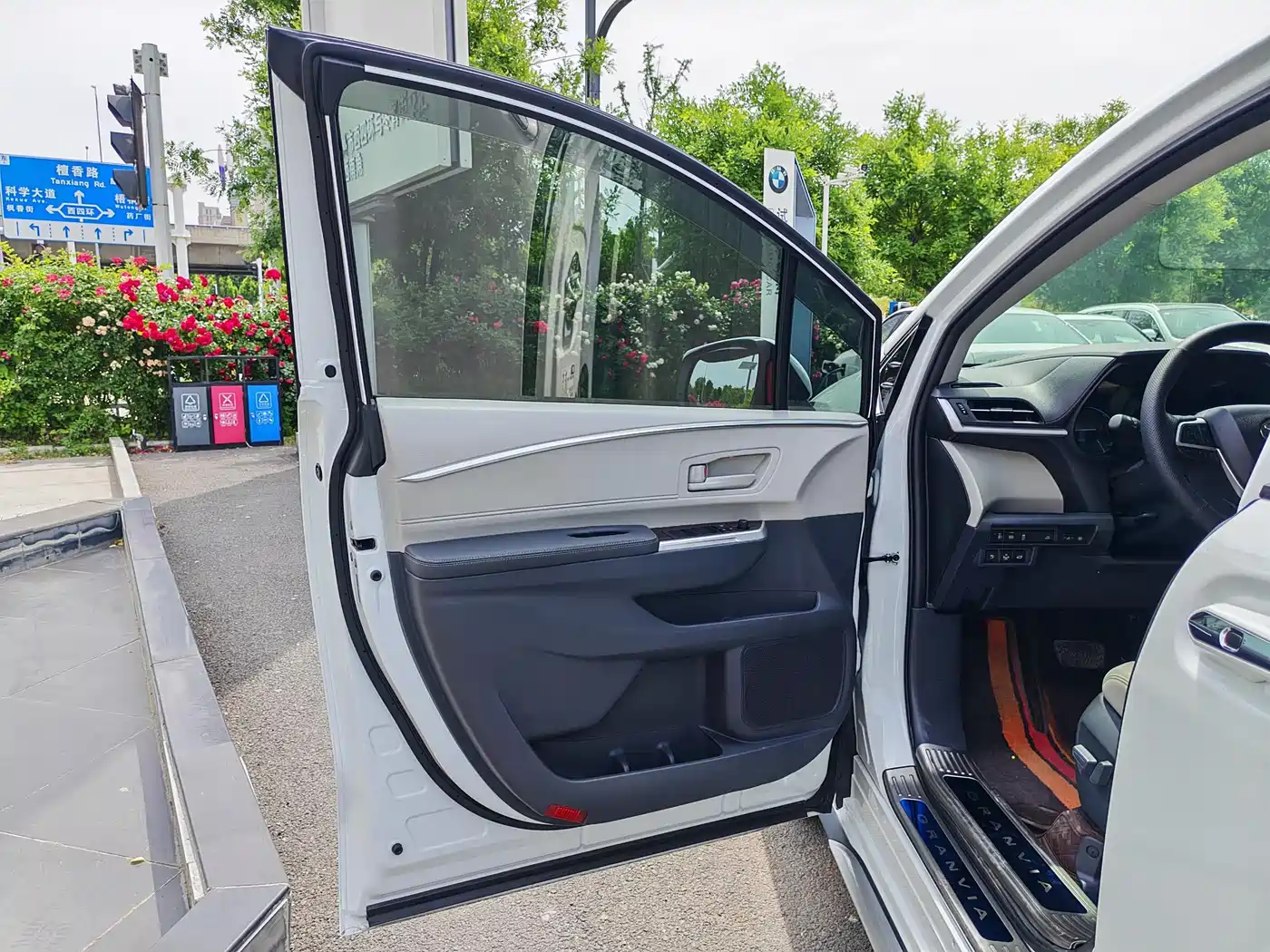 Toyota Granvia 2023 2.5L Hybrid Luxury Edition фото 10
