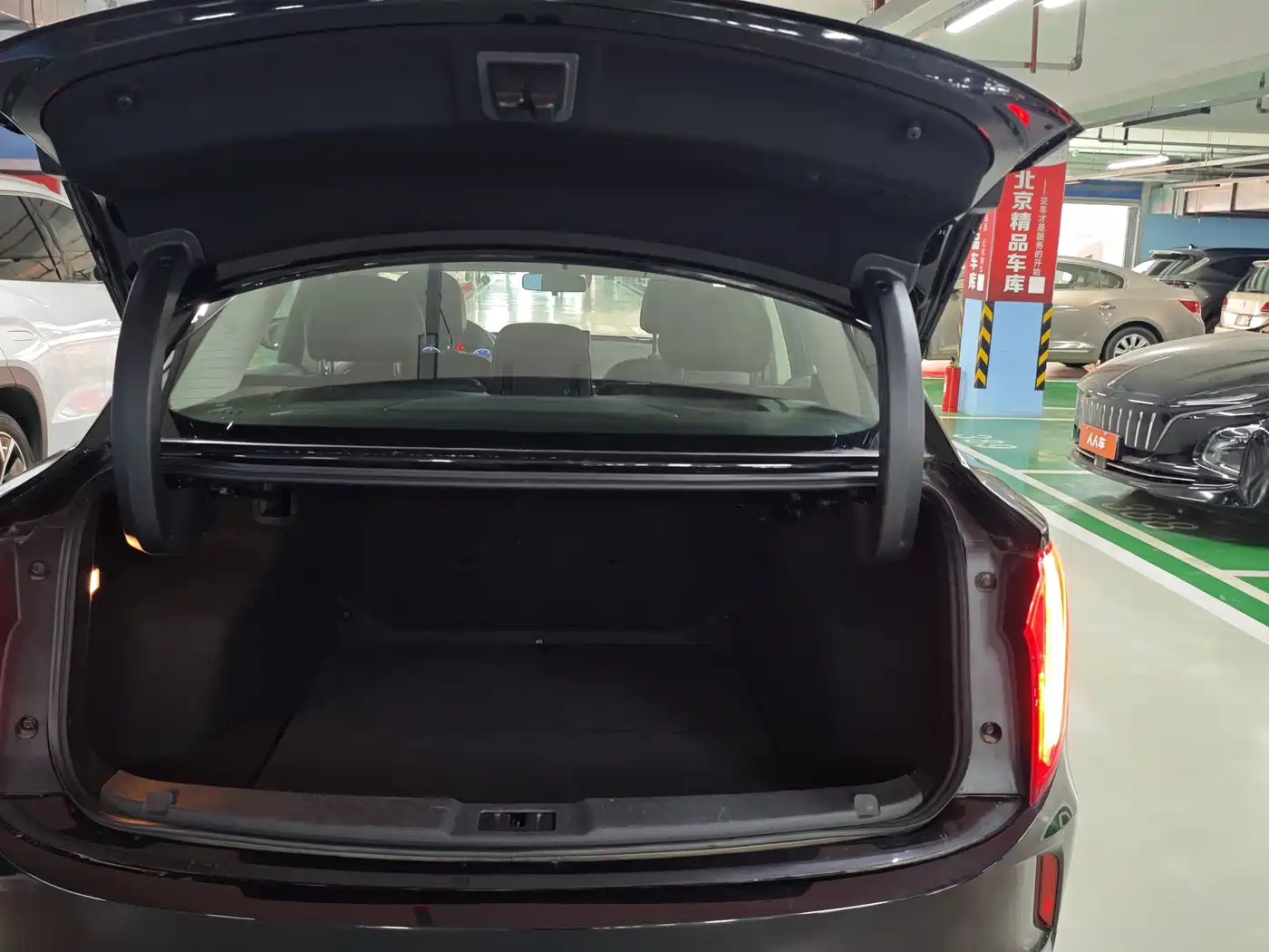 Hongqi E-QM5 2022 431km Charging Enjoyment Edition фото 12