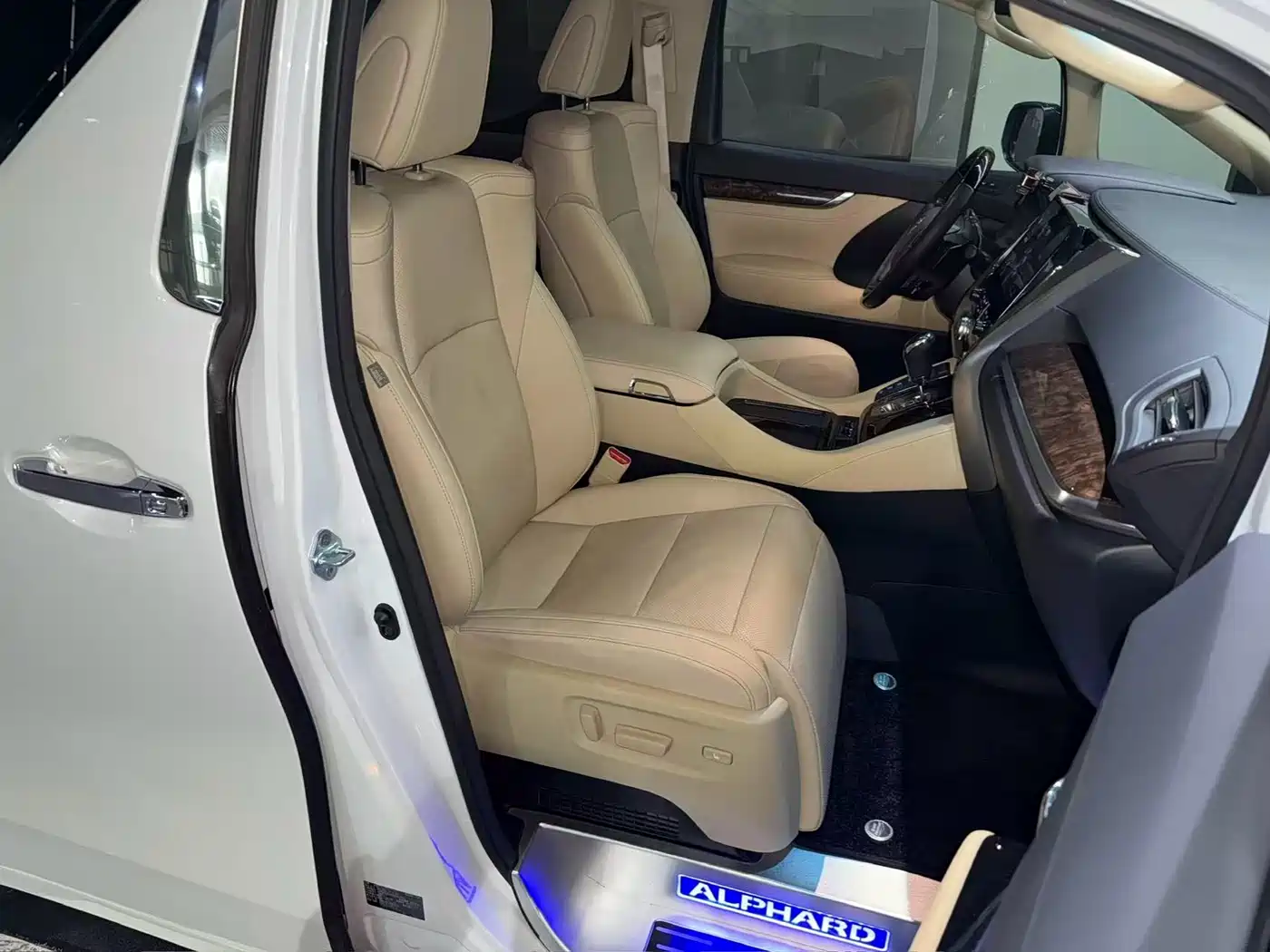Toyota Alphard 2021 Hybrid 2.5L Luxury фото 18