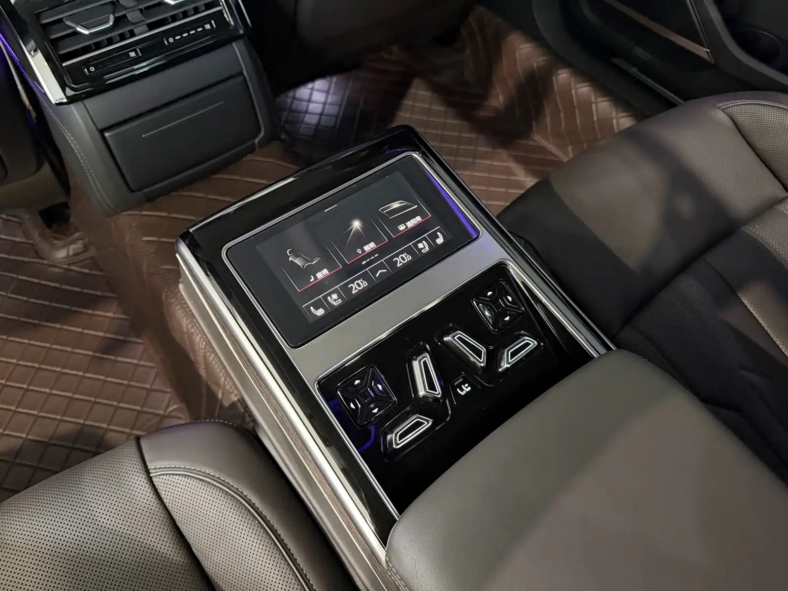 Фото 10 - Audi A8