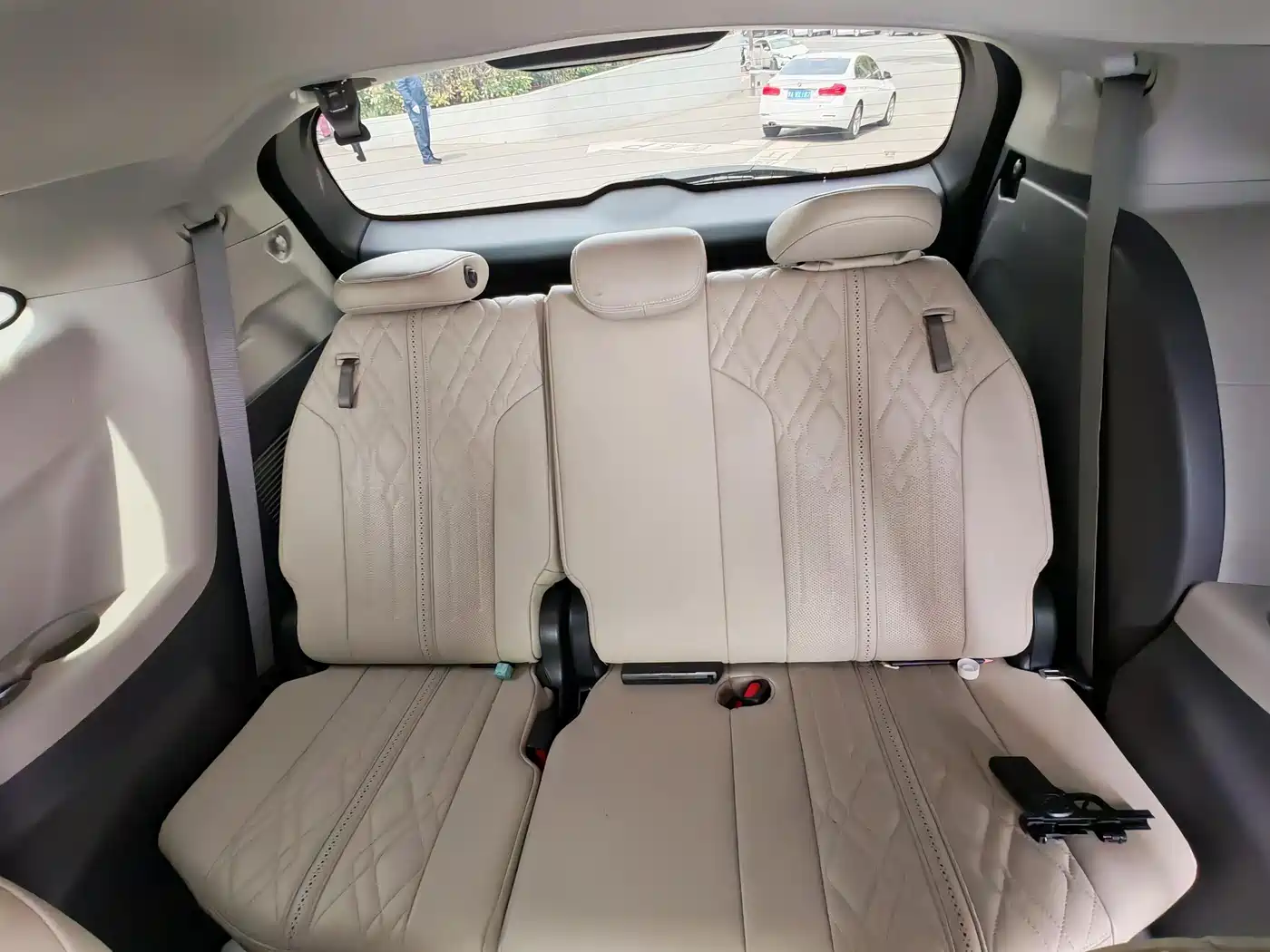 Toyota Granvia 2023 2.5L Hybrid Luxury Edition фото 21