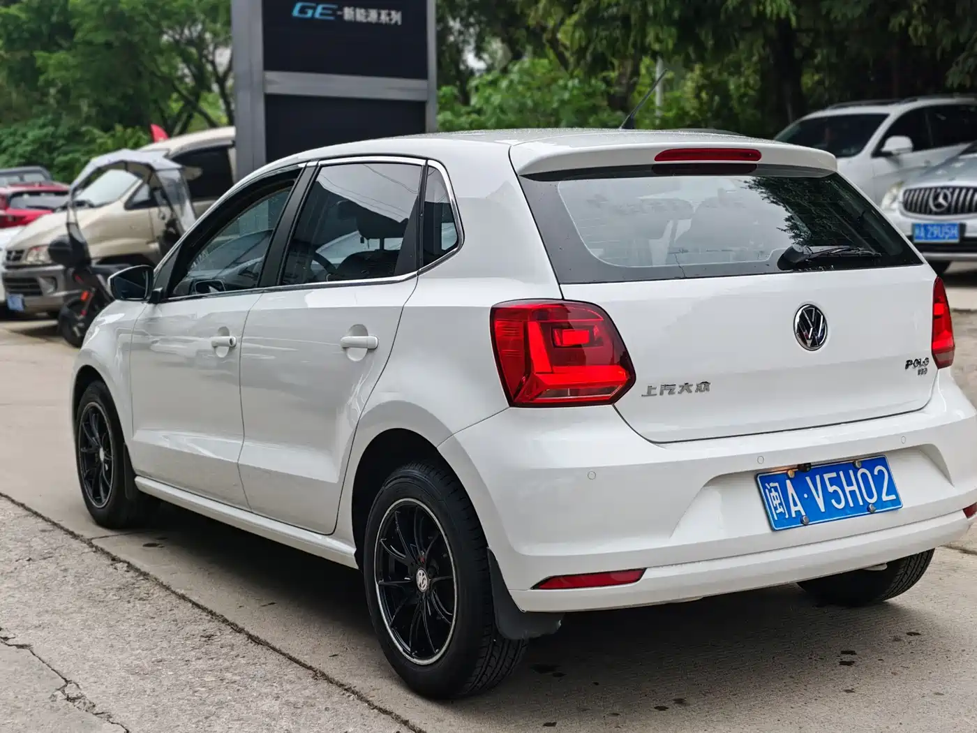 Volkswagen Polo 2016 1.6L Automatic Luxury фото 7