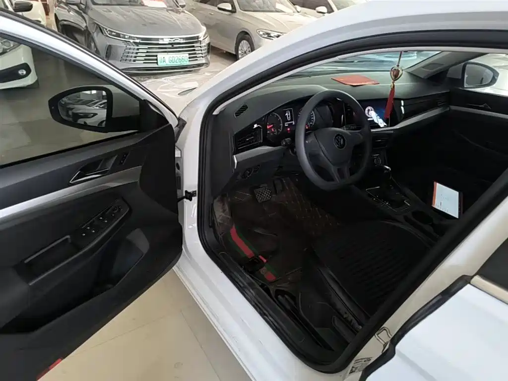 VOLKSWAGEN BORA