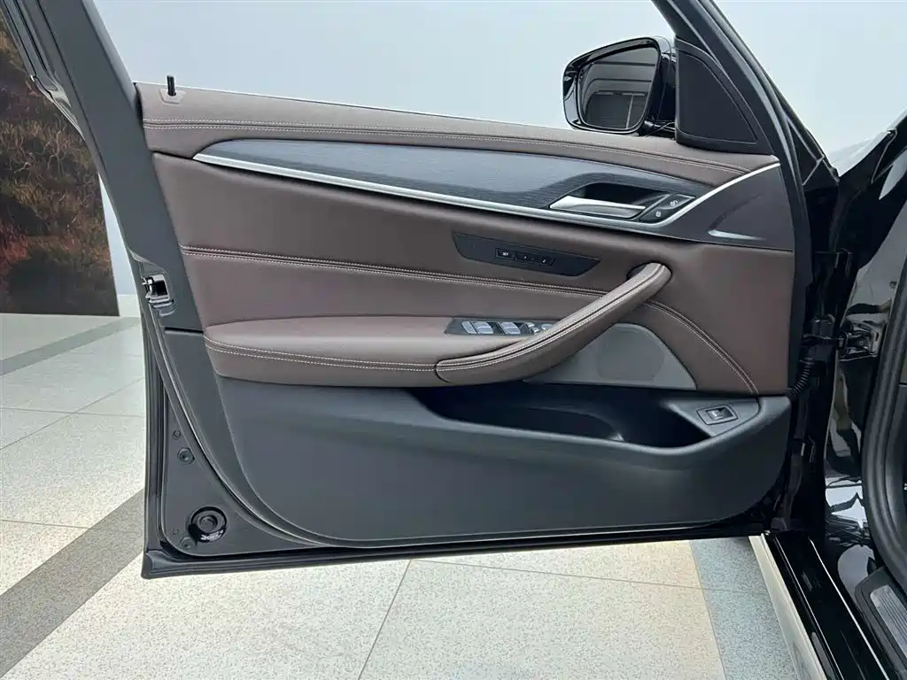 BMW 5 Series 2023 530Li Leading M Sport Package фото 30