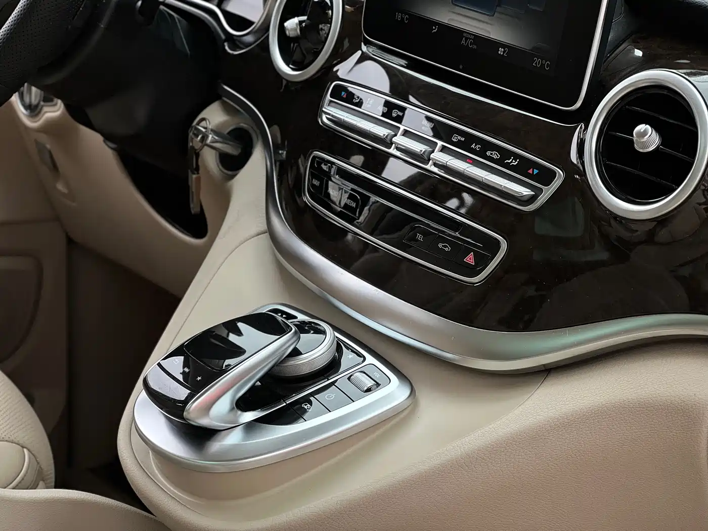Mercedes-Benz V-Class 2017 Model V 260 L Premium Extended Edition фото 13