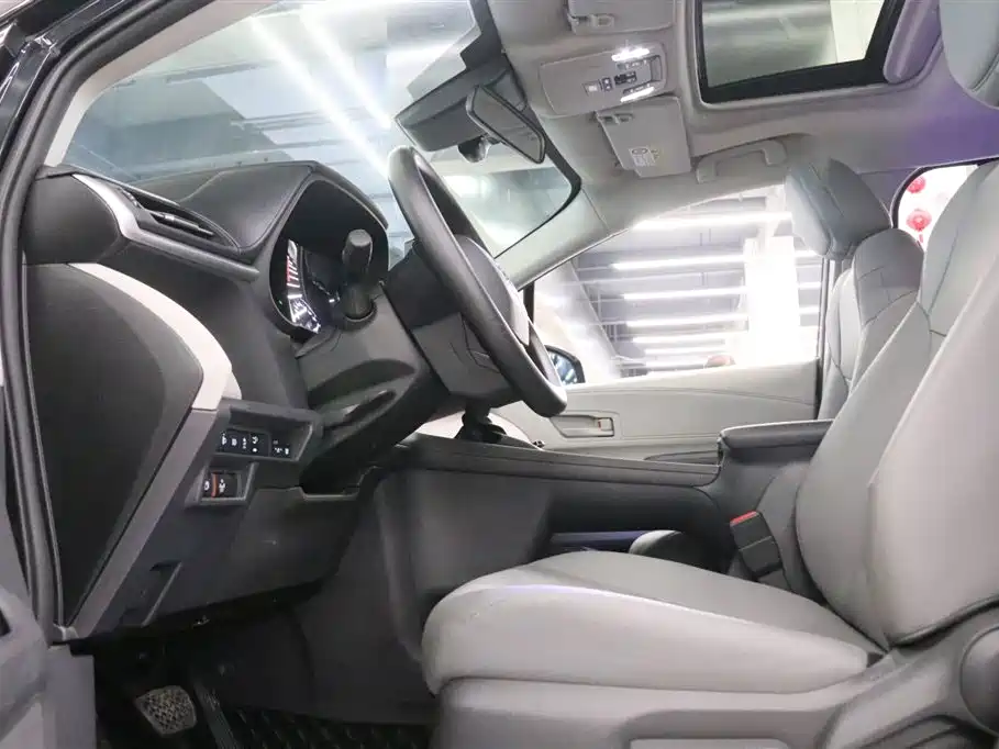 Toyota Granvia 2023 2.5L Hybrid Comfort Edition фото 16