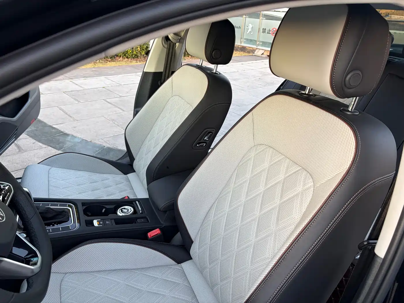 Volkswagen Magotan 2023 Model 2 Million Commemorative Edition 330TSI DSG Luxury фото 24