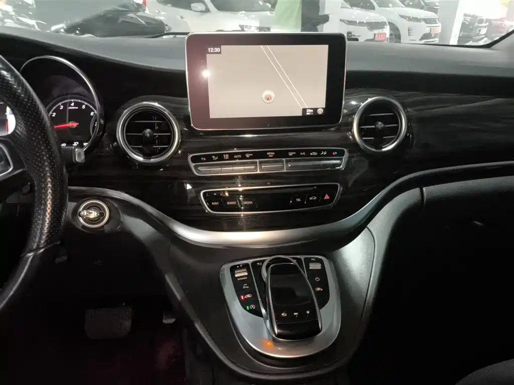 Mercedes-Benz V-Class 2017 Model V 260 Pilot Edition фото 9