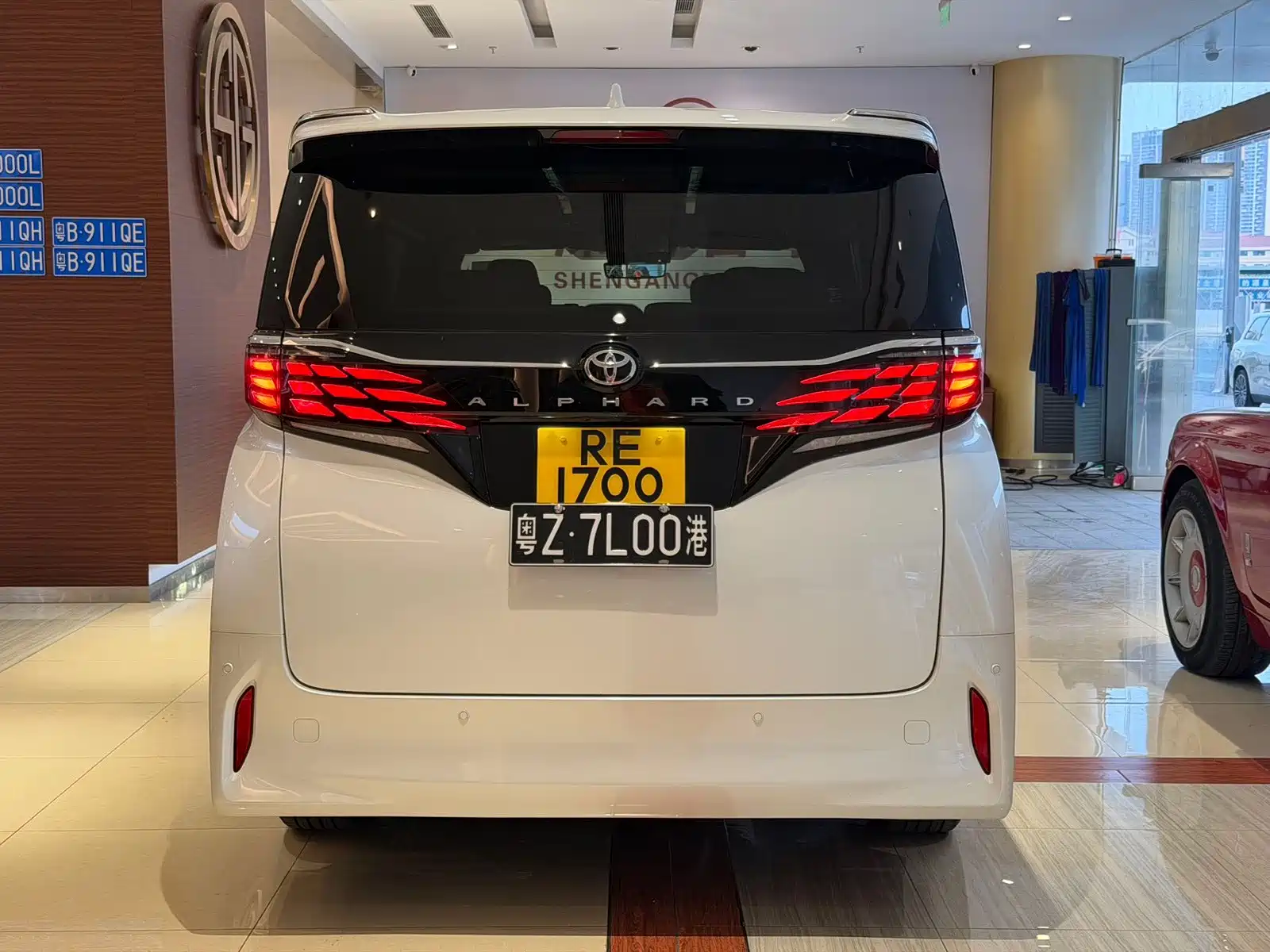 Photo 4 - Toyota Alphard