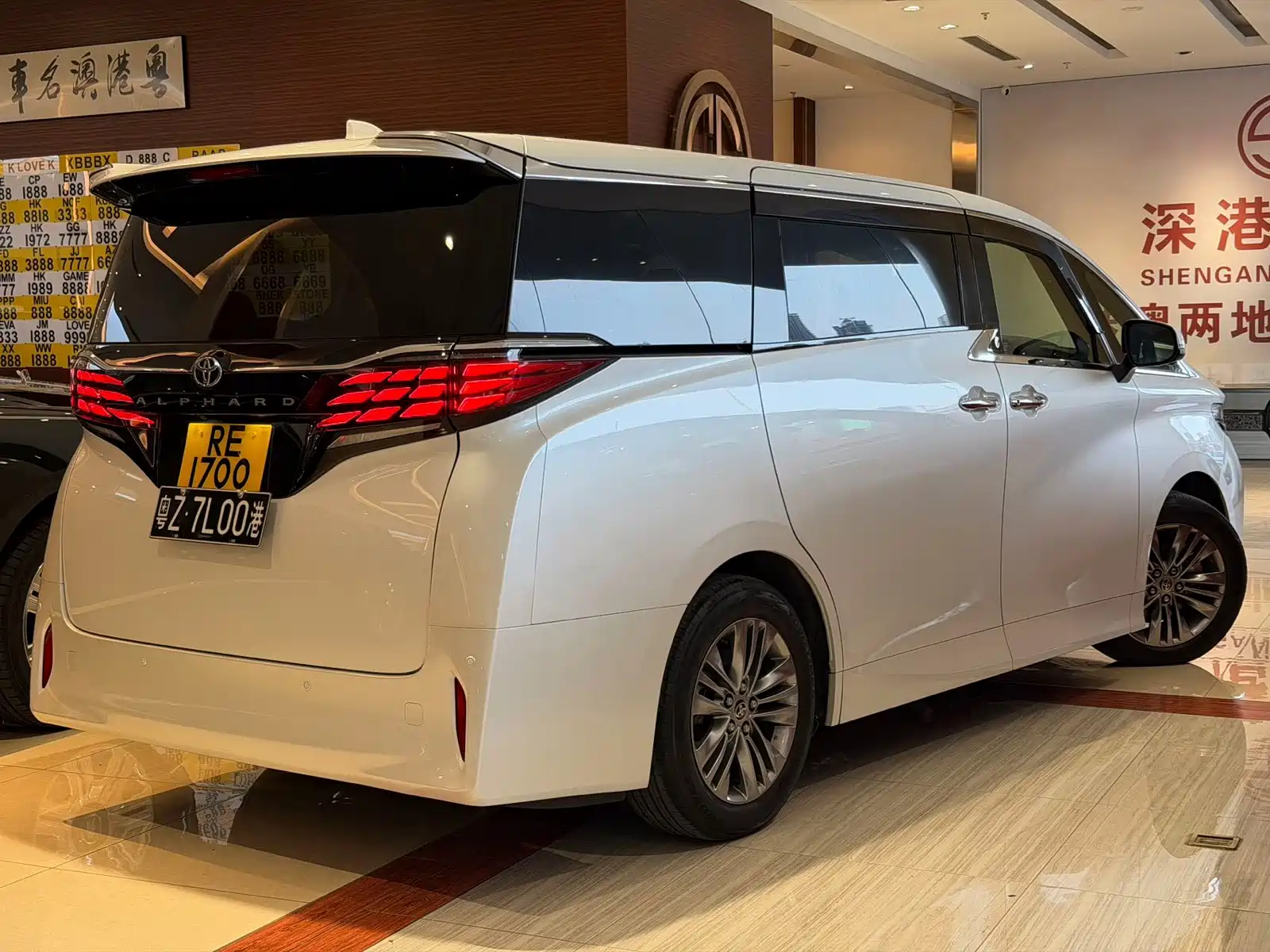 Photo 5 - Toyota Alphard