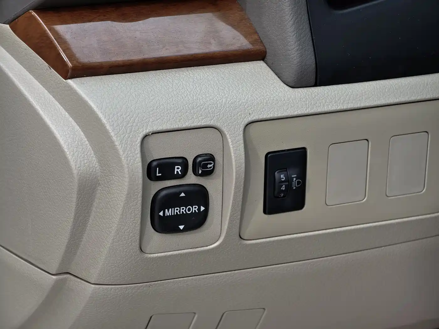 Toyota Camry 2013 200G Classic Luxury Edition фото 24
