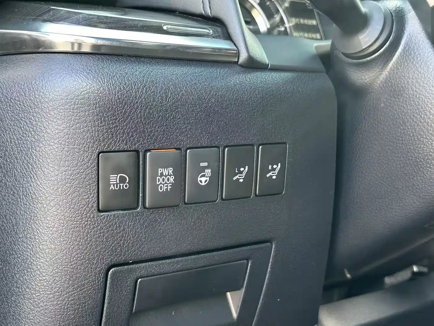 Lexus LM 2020 300h 4-Seat Imperial Edition фото 24