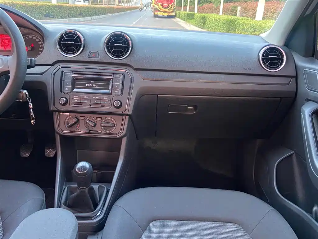 Volkswagen Jetta 2019 Dream Edition 1.5L Manual Fashion фото 9