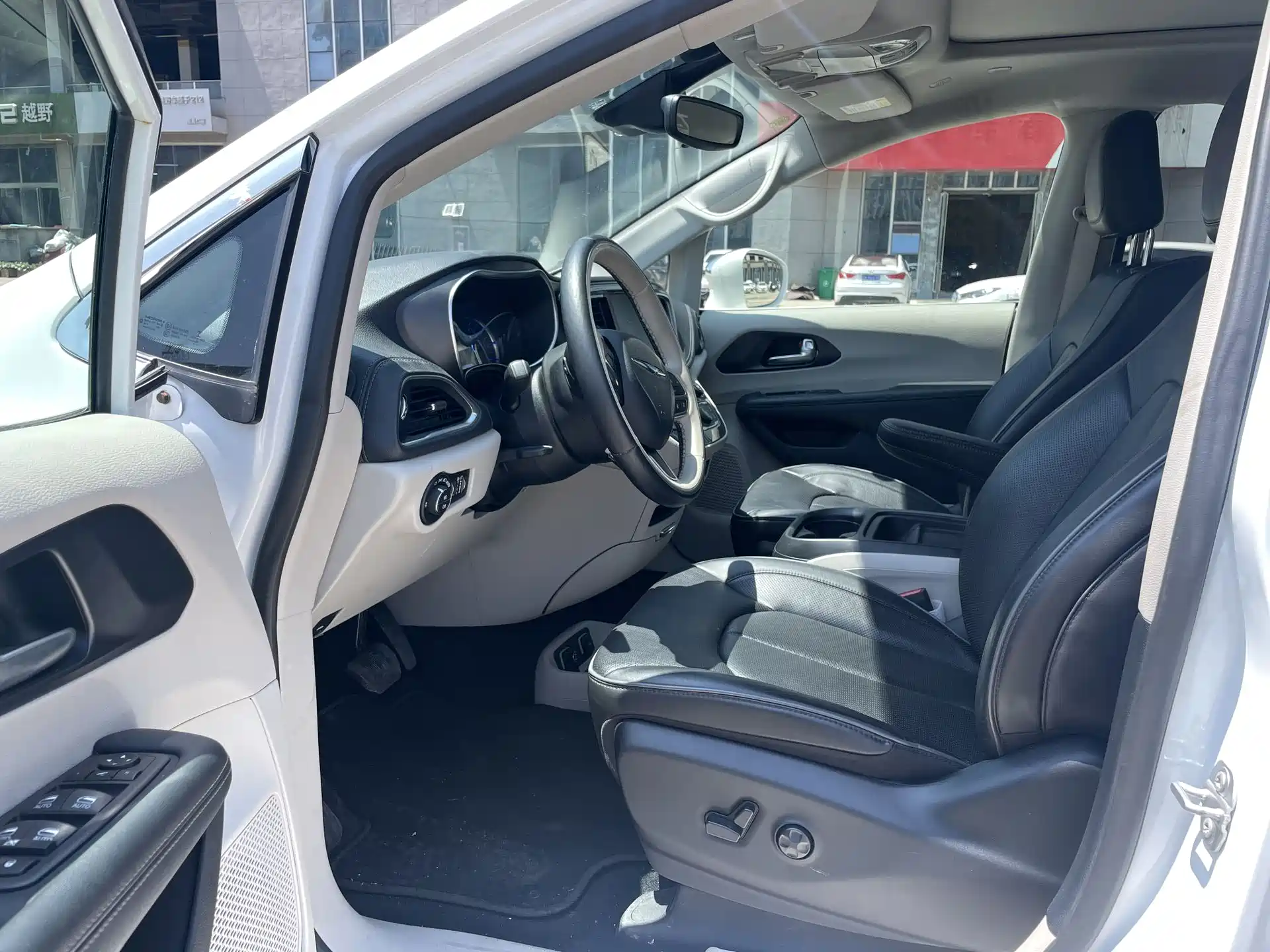 Фото 8 - Chrysler Pacifica PHEV