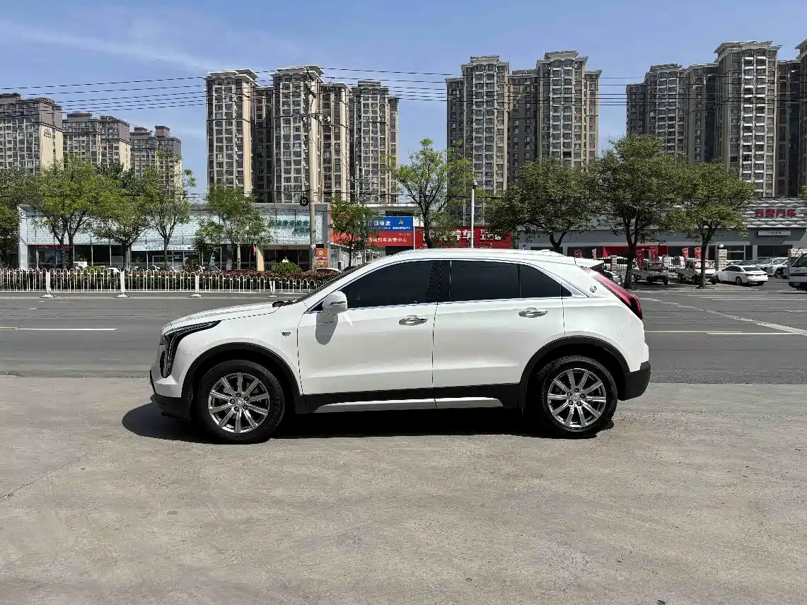 Cadillac XT4 2021 28T FWD Premium Edition фото 2