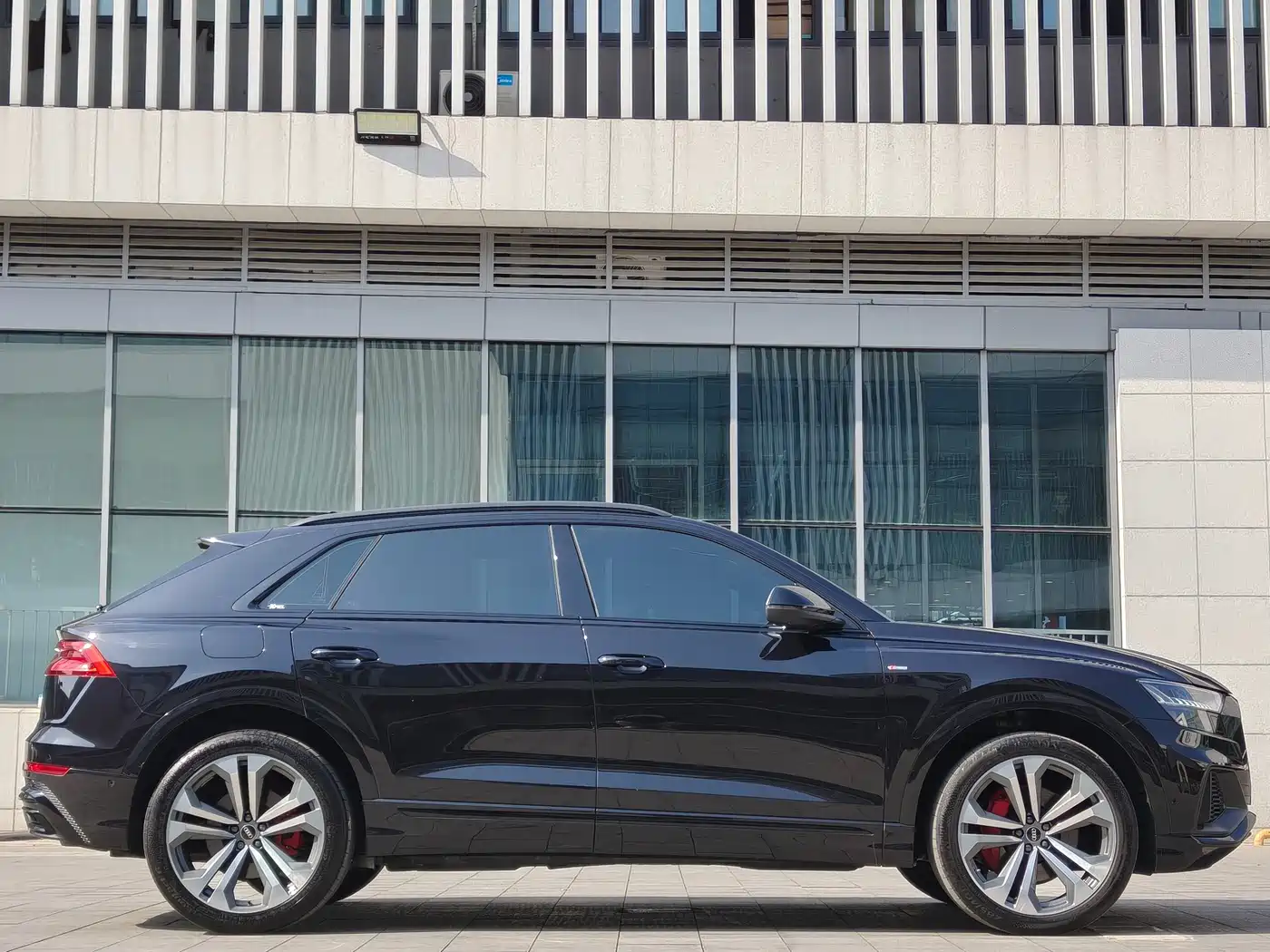 Audi Q8 2021 Model 55 TFSI Exclusive Dynamic фото 16