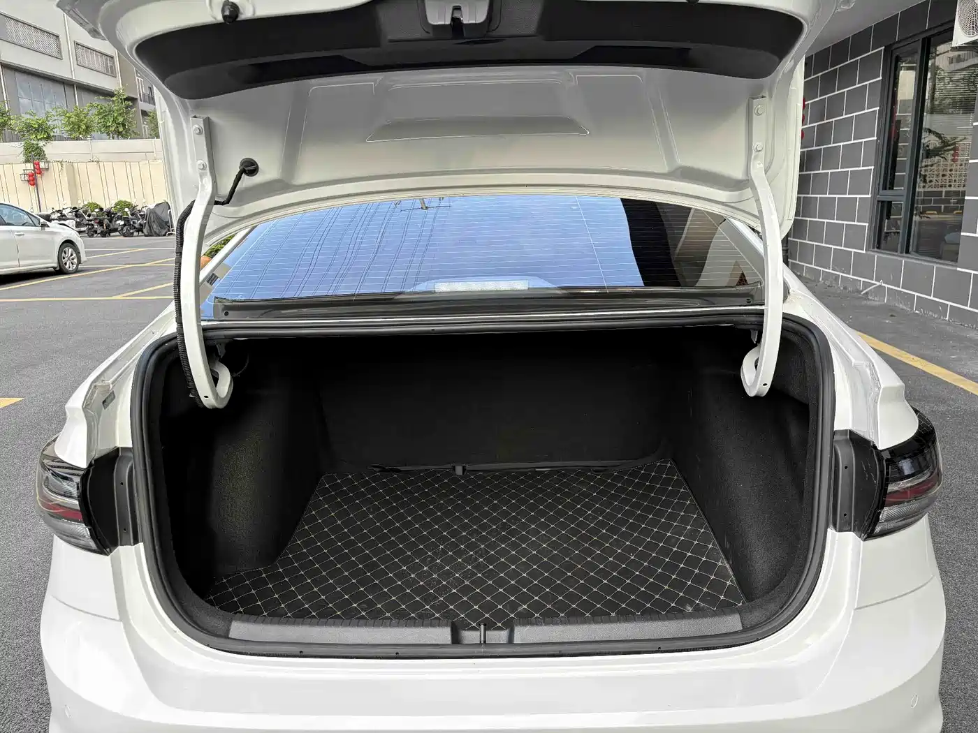 Volkswagen Lavida 2023 Xinrui 1.5L Auto Xinyi Edition фото 11