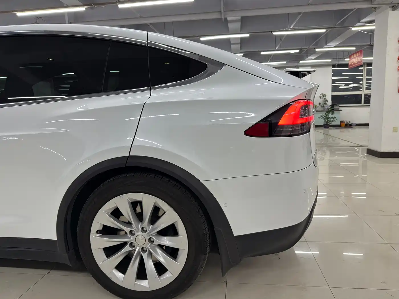 TESLA MODEL X